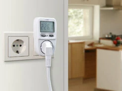 Revolt Energiekostenmessgerät:4er-Set Digitale Energiekosten-Messer & Stromverbrauchs-Zähler 12 Revolt Energiekostenmessgerät:4er-Set Digitale Energiekosten-Messer & Stromverbrauchs-Zähler -Pearl Shop sd2209 10 1